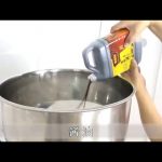Аутоматска машина за пуњење и заптивање вертикалног облика са посудом за пуњење за паковање гранула и слободно течење